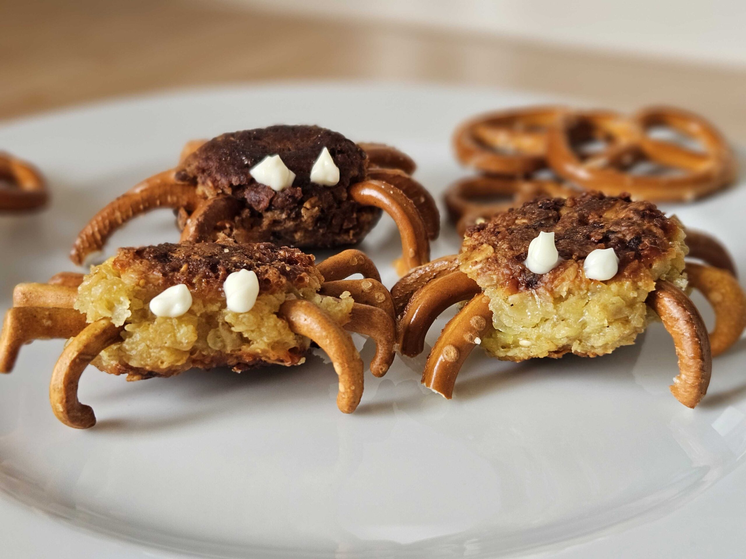 Kleine vegetarische Frikadellen mit Beinen aus Knabberbrezel-Stückchen und zwei Mayonnaise-Klecksen als Augen