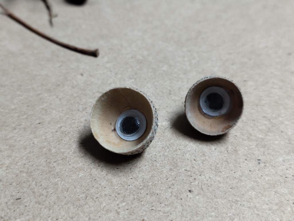 gebastelte Augen aus Eichelhütchen