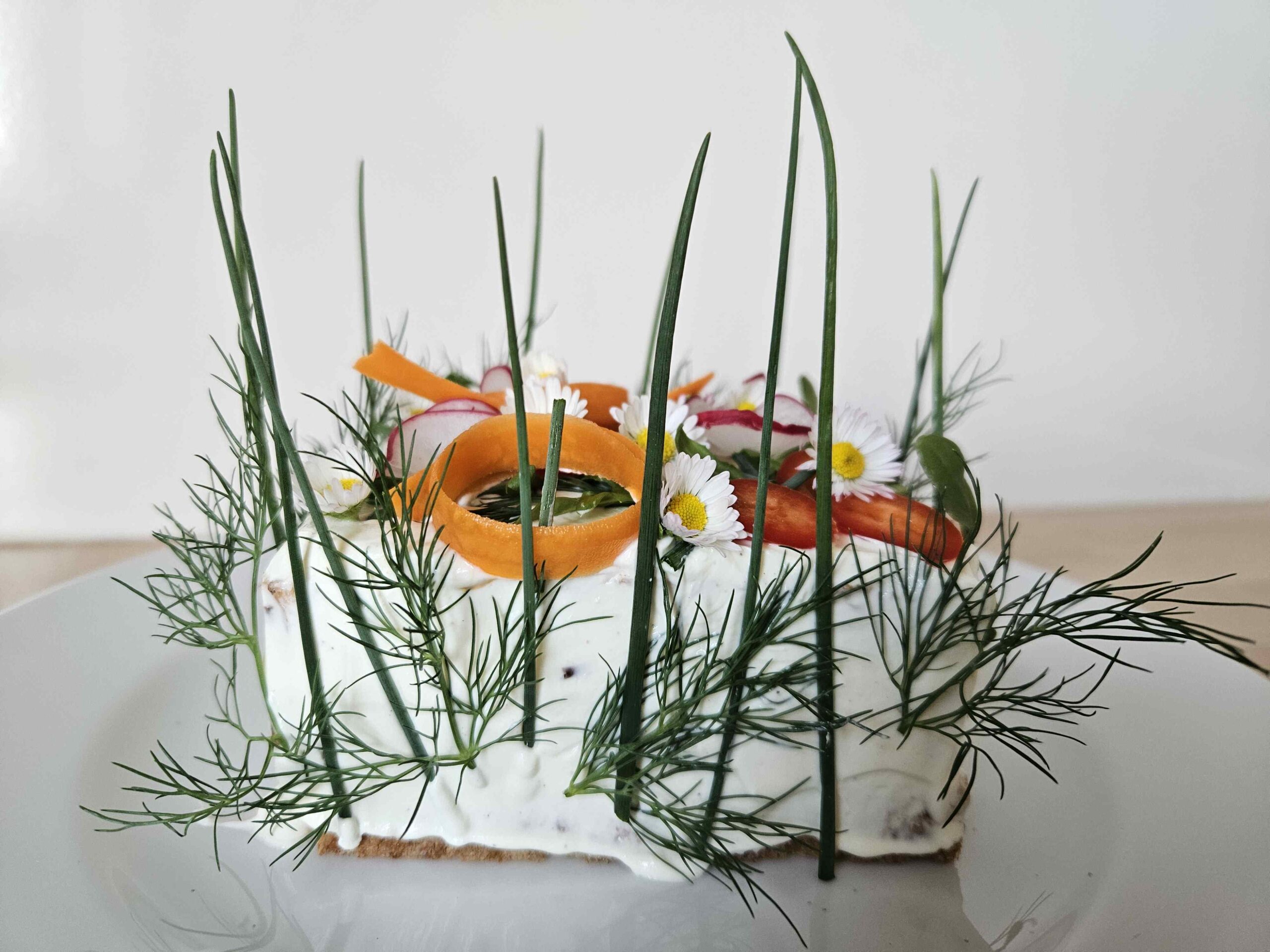 Fertig dekoriertes Wiesen-Sandwich