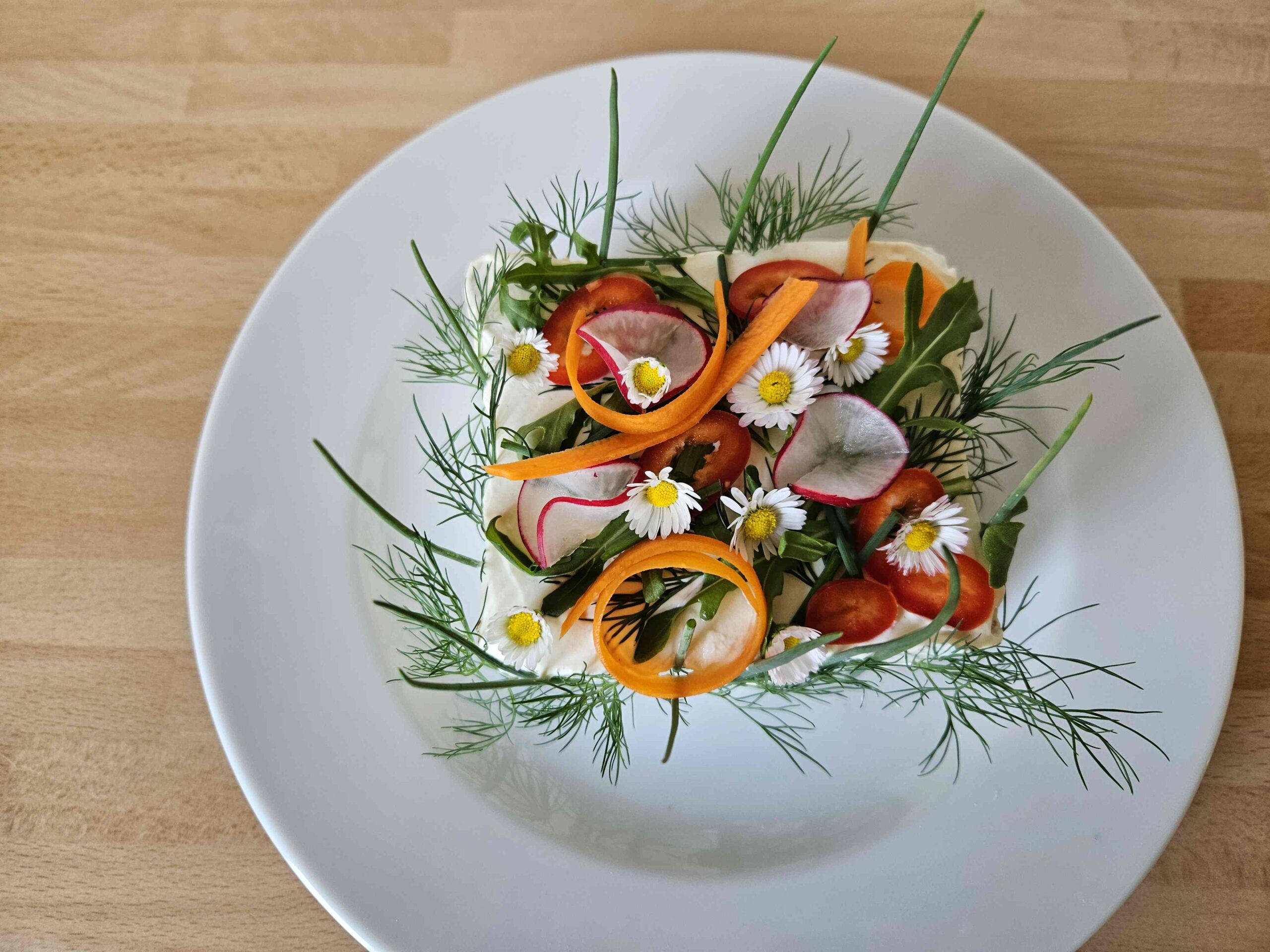 Fertig dekoriertes Wiesen-Sandwich