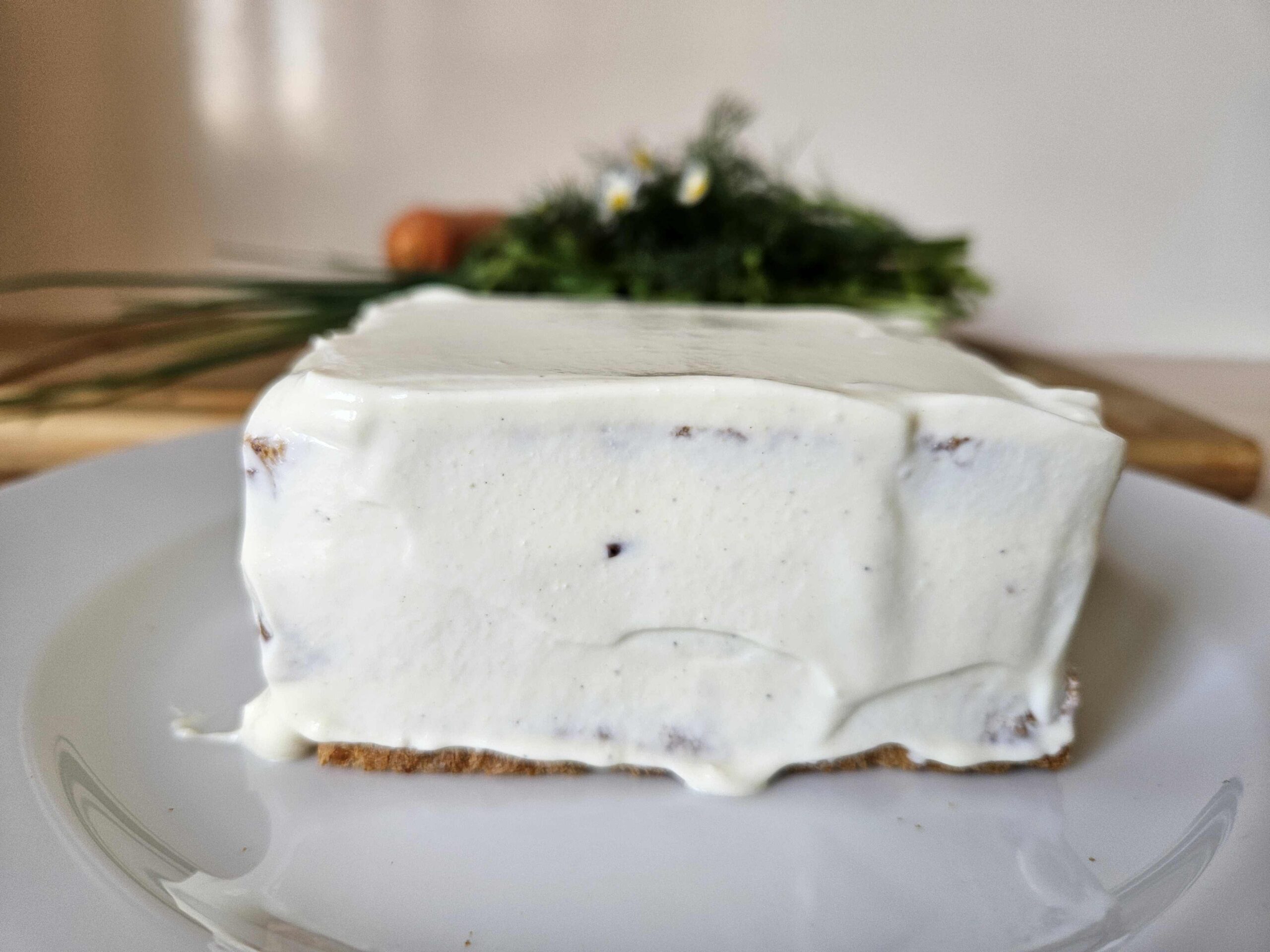 Wiesen-Sandwich rundum bestrichen mit Frischkäse-Creme.