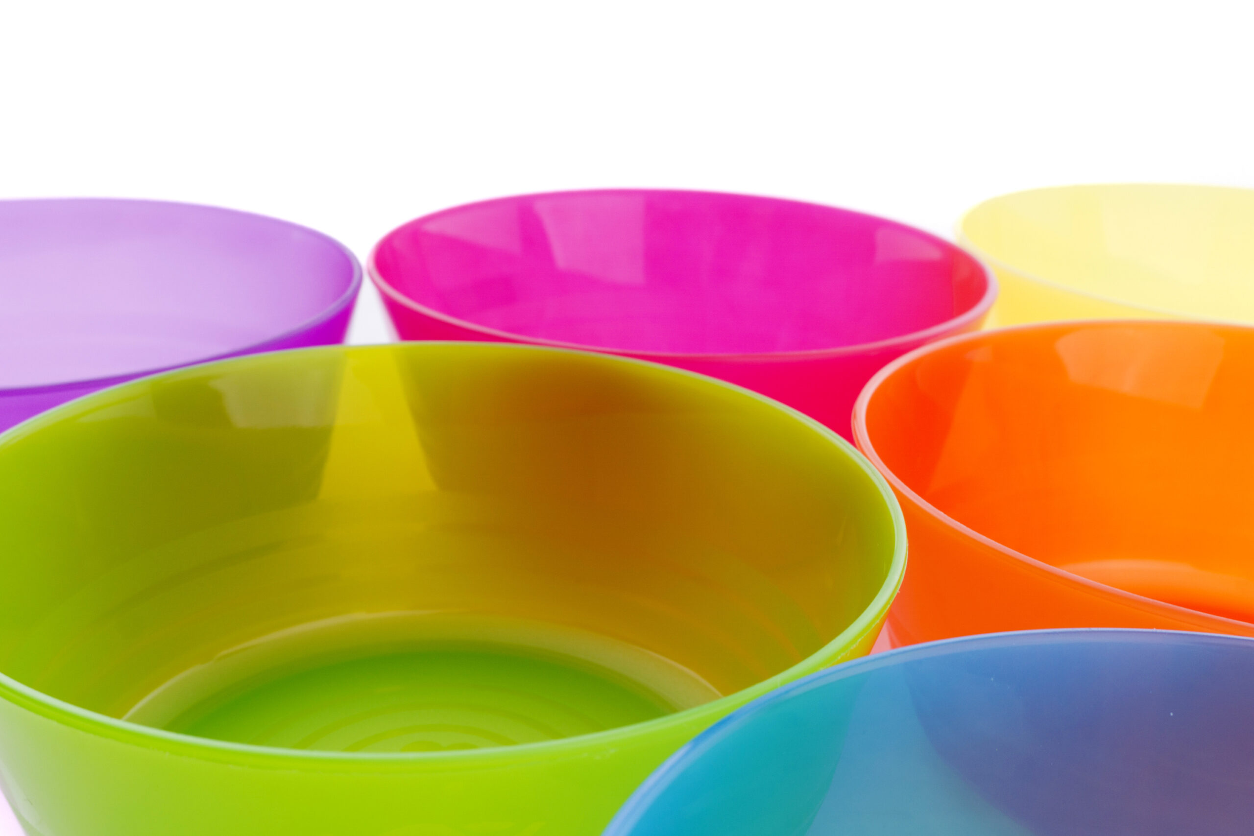 6 leere, bunte Kunststoffschüsseln