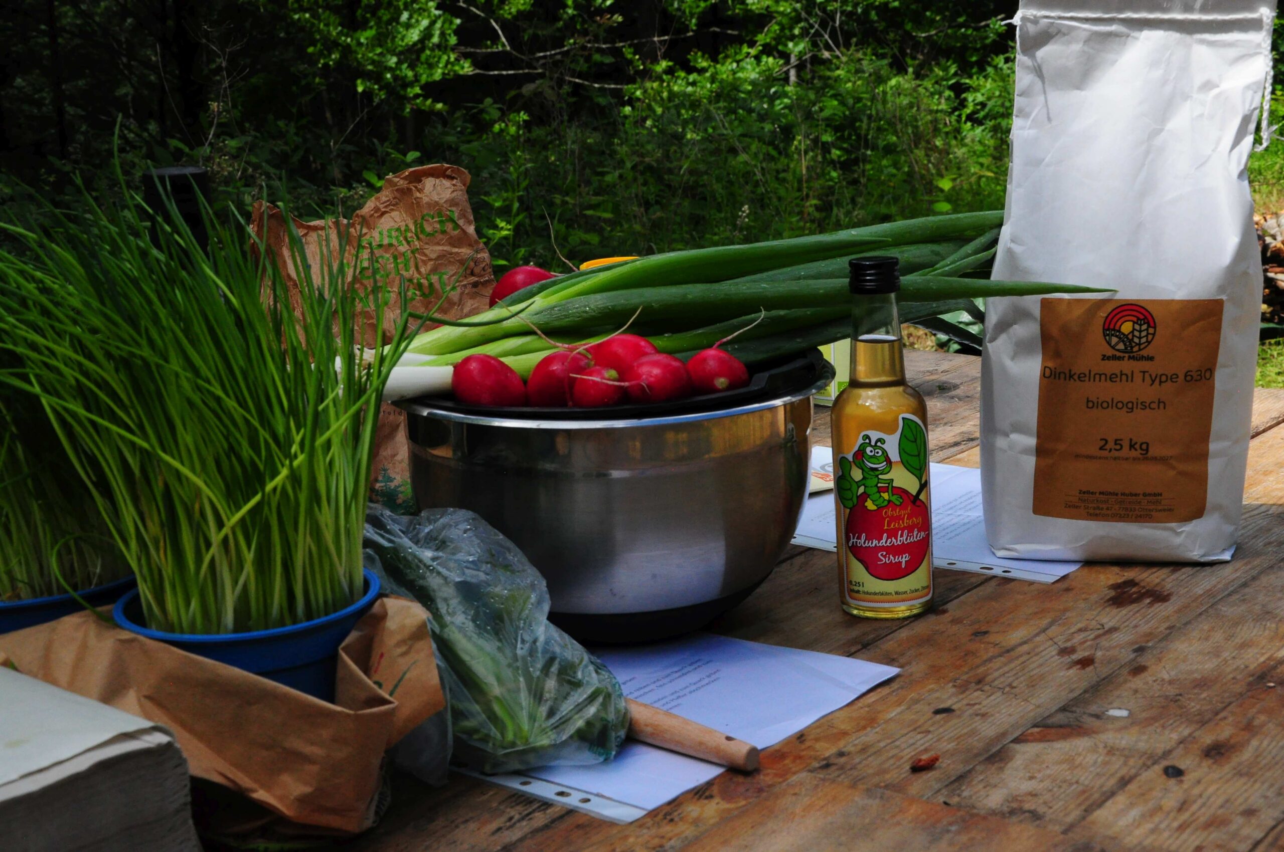 Mehl, Sirup und Gemüse auf einem Tisch in der Natur