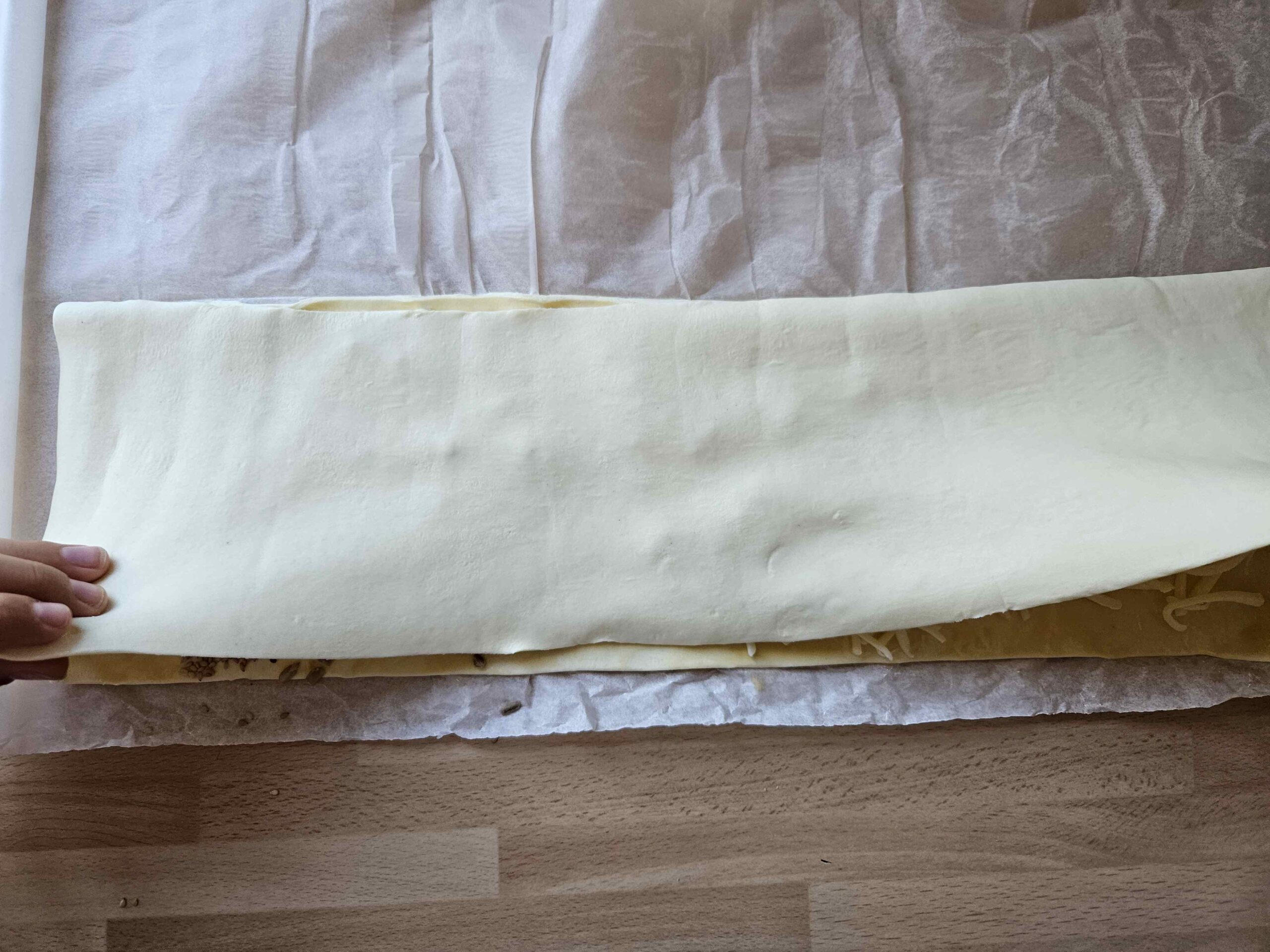 Eine Teig-Hälfte wird auf die andere geklappt.